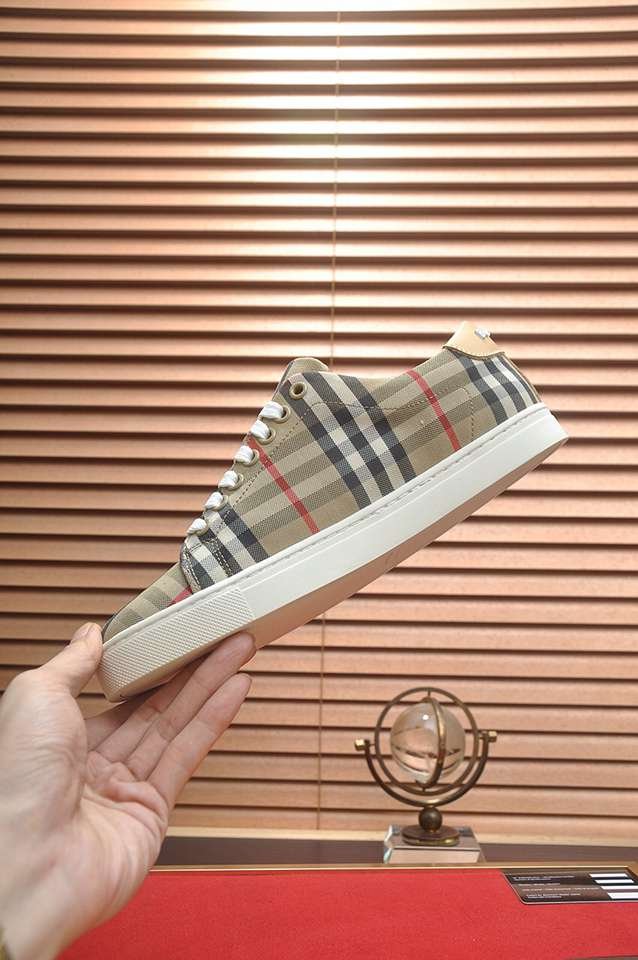 Burberry Leather Low-Top Sneakers Colorway 30 1133260-30