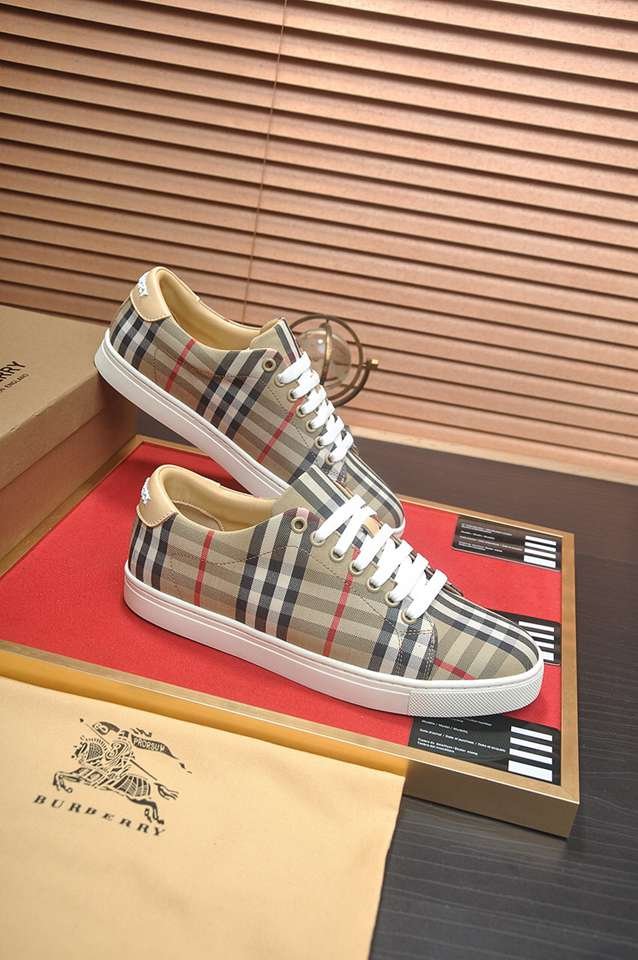 Burberry Leather Low-Top Sneakers Colorway 30 1133260-30