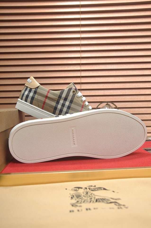 Burberry Leather Low-Top Sneakers Colorway 30 1133260-30