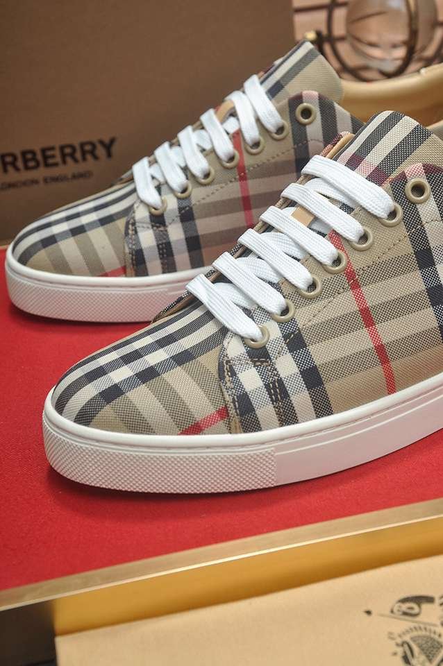 Burberry Leather Low-Top Sneakers Colorway 30 1133260-30