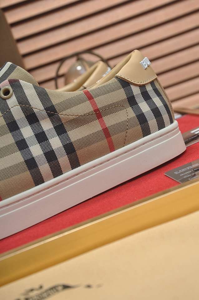 Burberry Leather Low-Top Sneakers Colorway 30 1133260-30