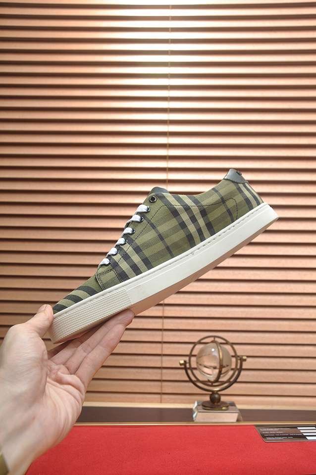 Burberry Leather Low-Top Sneakers Colorway 28 1133260-28