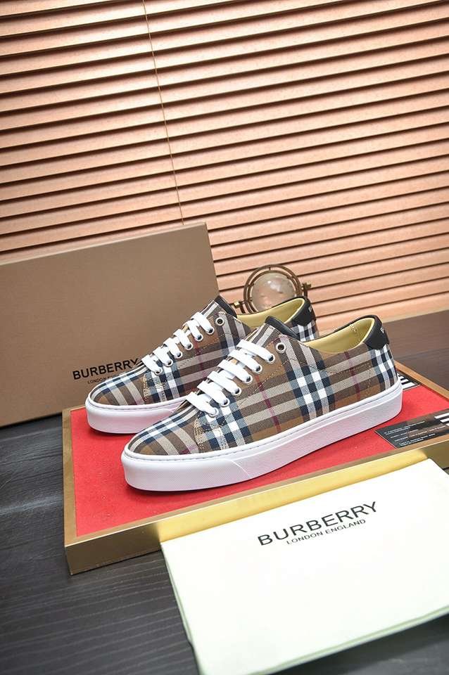 Burberry Leather Low-Top Sneakers Colorway 25 1133260-25