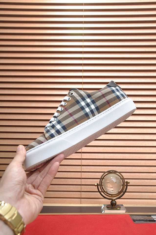 Burberry Leather Low-Top Sneakers Colorway 25 1133260-25
