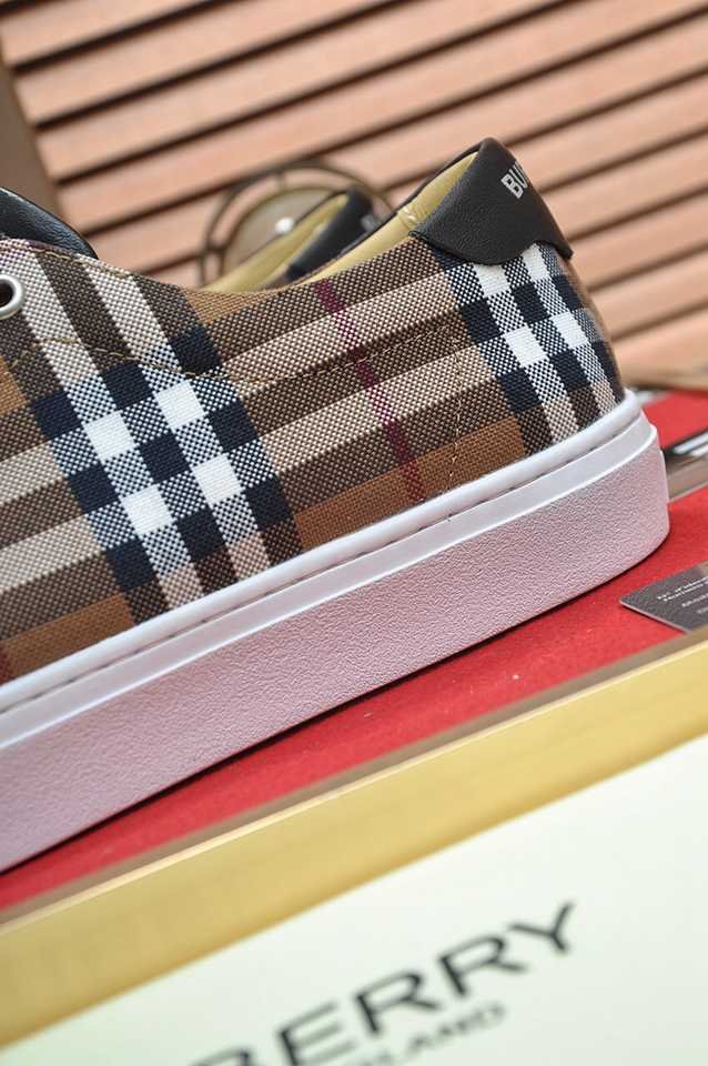 Burberry Leather Low-Top Sneakers Colorway 25 1133260-25