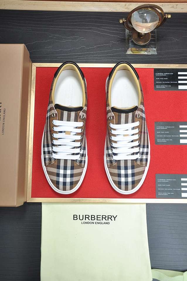 Burberry Leather Low-Top Sneakers Colorway 24 1133260-24