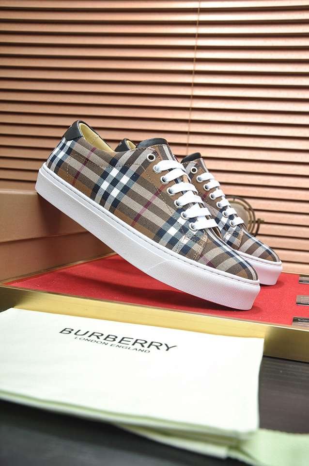 Burberry Leather Low-Top Sneakers Colorway 24 1133260-24