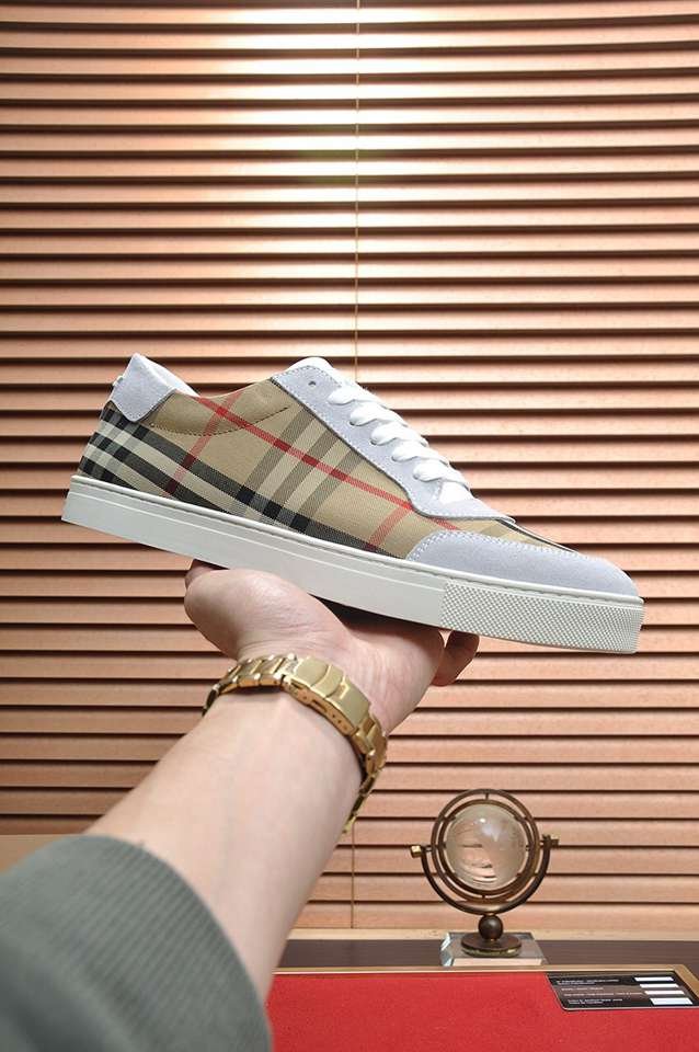 Burberry Leather Low-Top Sneakers Colorway 23 1133260-23