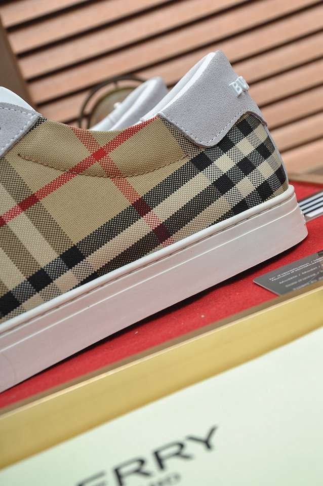 Burberry Leather Low-Top Sneakers Colorway 23 1133260-23
