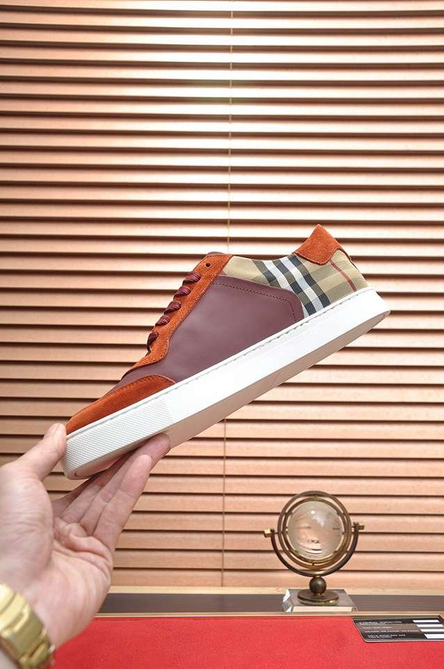 Burberry Leather Low-Top Sneakers Colorway 22 1133260-22