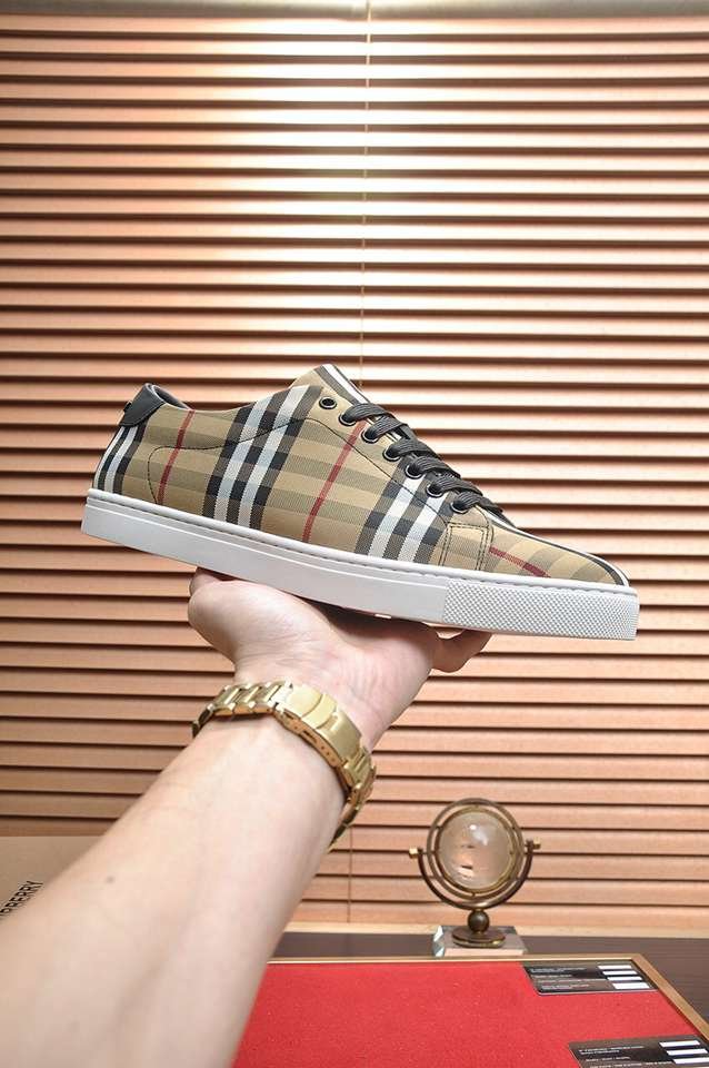 Burberry Leather Low-Top Sneakers Colorway 18 1133260-18