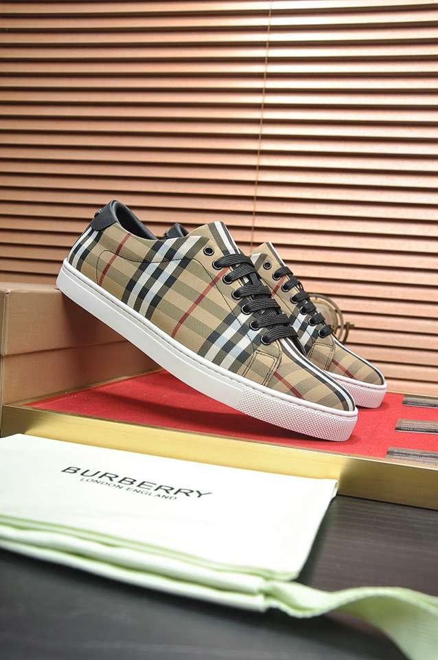 Burberry Leather Low-Top Sneakers Colorway 18 1133260-18