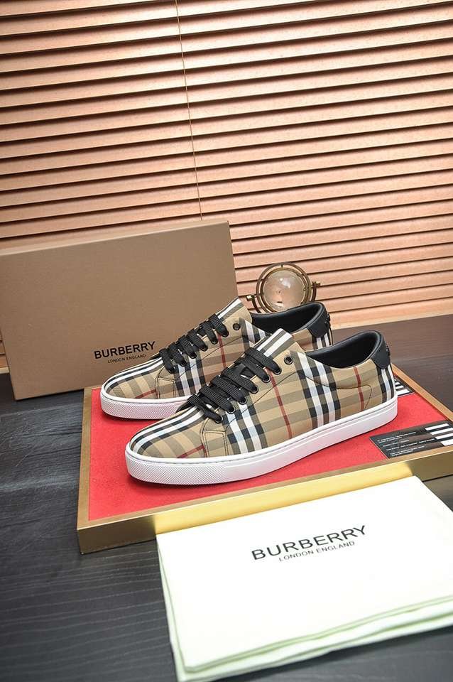 Burberry Leather Low-Top Sneakers Colorway 18 1133260-18