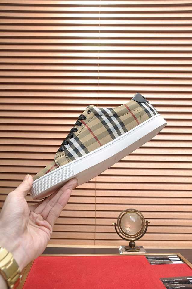 Burberry Leather Low-Top Sneakers Colorway 18 1133260-18