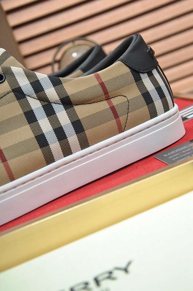Burberry Leather Low-Top Sneakers Colorway 18 1133260-18