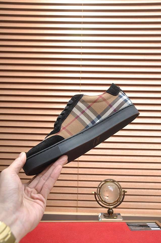 Burberry Leather Low-Top Sneakers Colorway 16 1133260-16