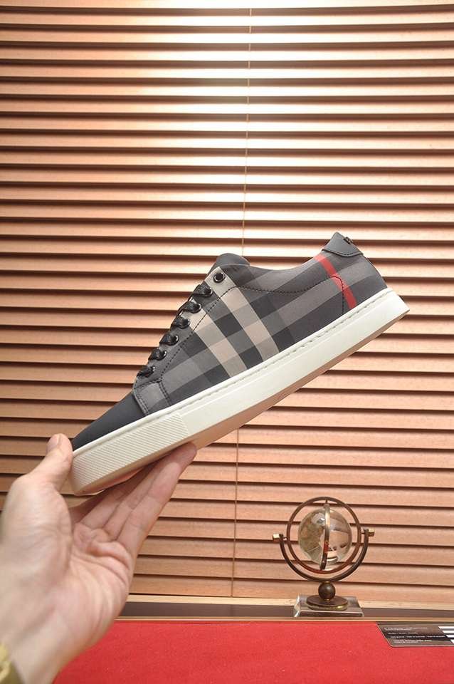Burberry Leather Low-Top Sneakers Colorway 9 1133260-9