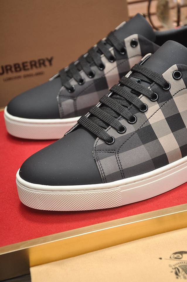Burberry Leather Low-Top Sneakers Colorway 9 1133260-9