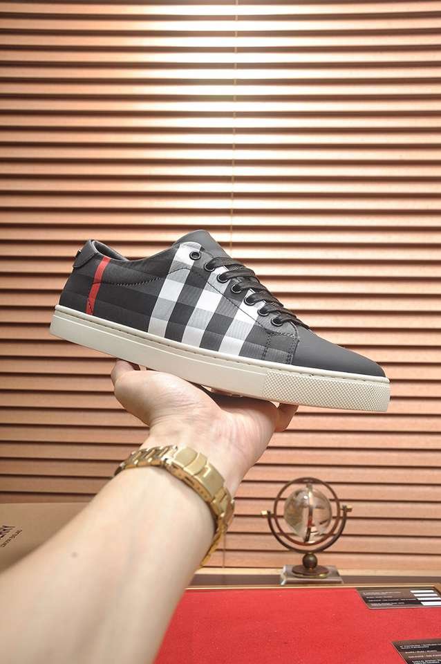 Burberry Leather Low-Top Sneakers Colorway 8 1133260-8