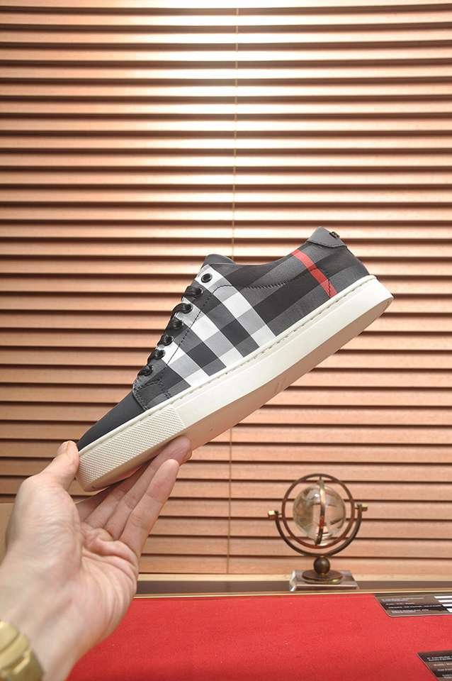 Burberry Leather Low-Top Sneakers Colorway 8 1133260-8
