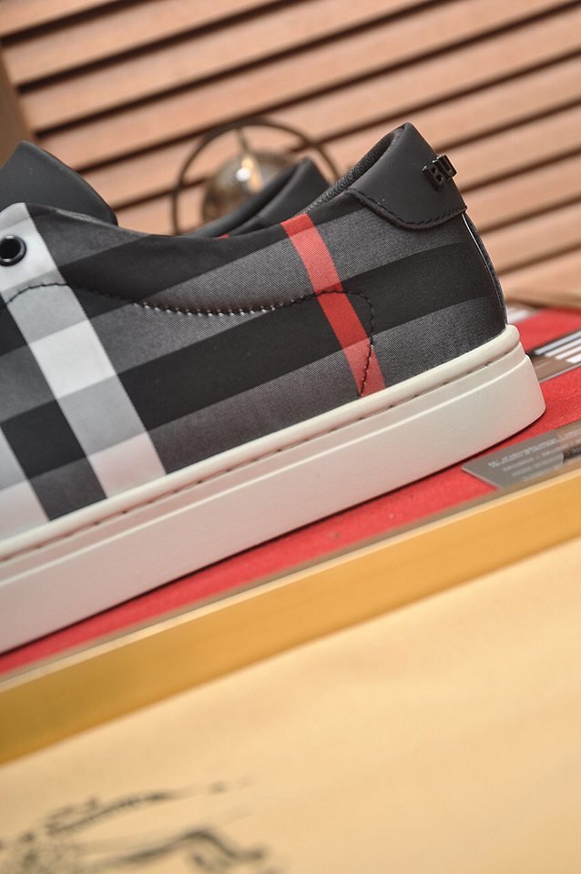 Burberry Leather Low-Top Sneakers Colorway 8 1133260-8