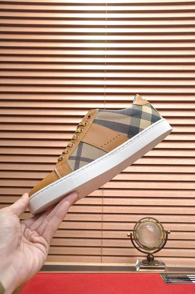 Burberry Leather Low-Top Sneakers Colorway 5 1133260-5