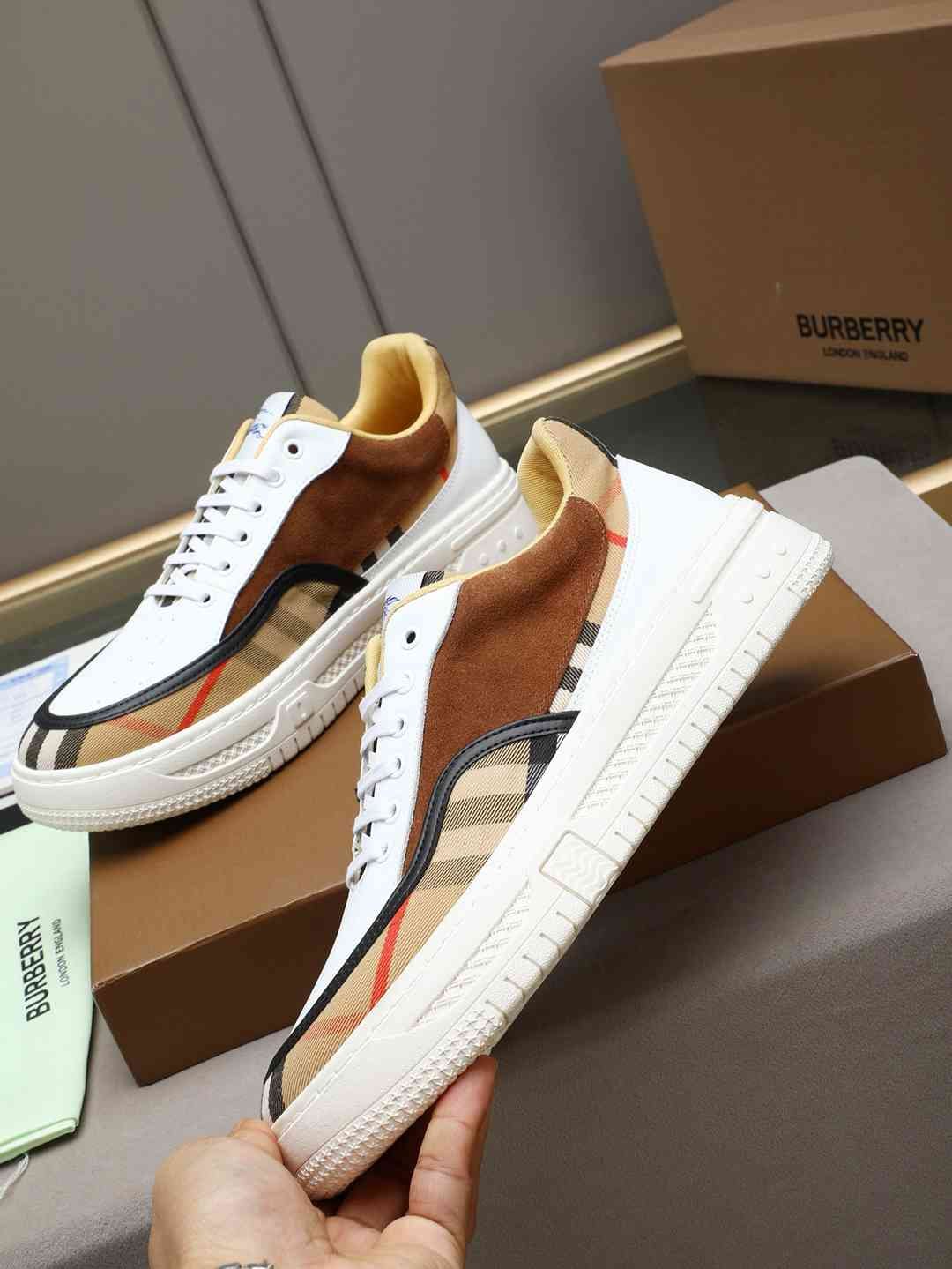 Burberry Men’s Vintage Low-Top Sneakers 1308220