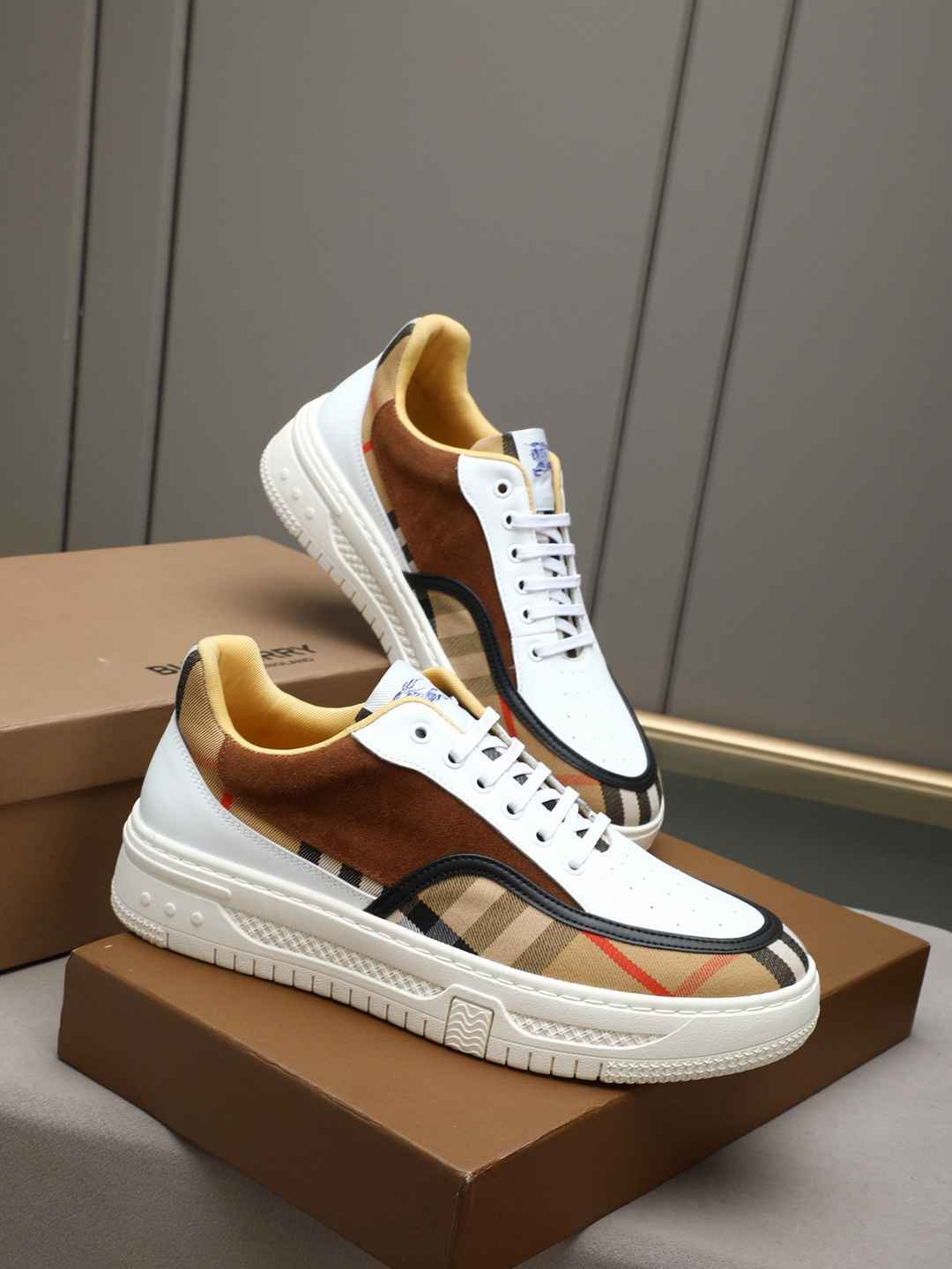 Burberry Men’s Vintage Low-Top Sneakers 1308220