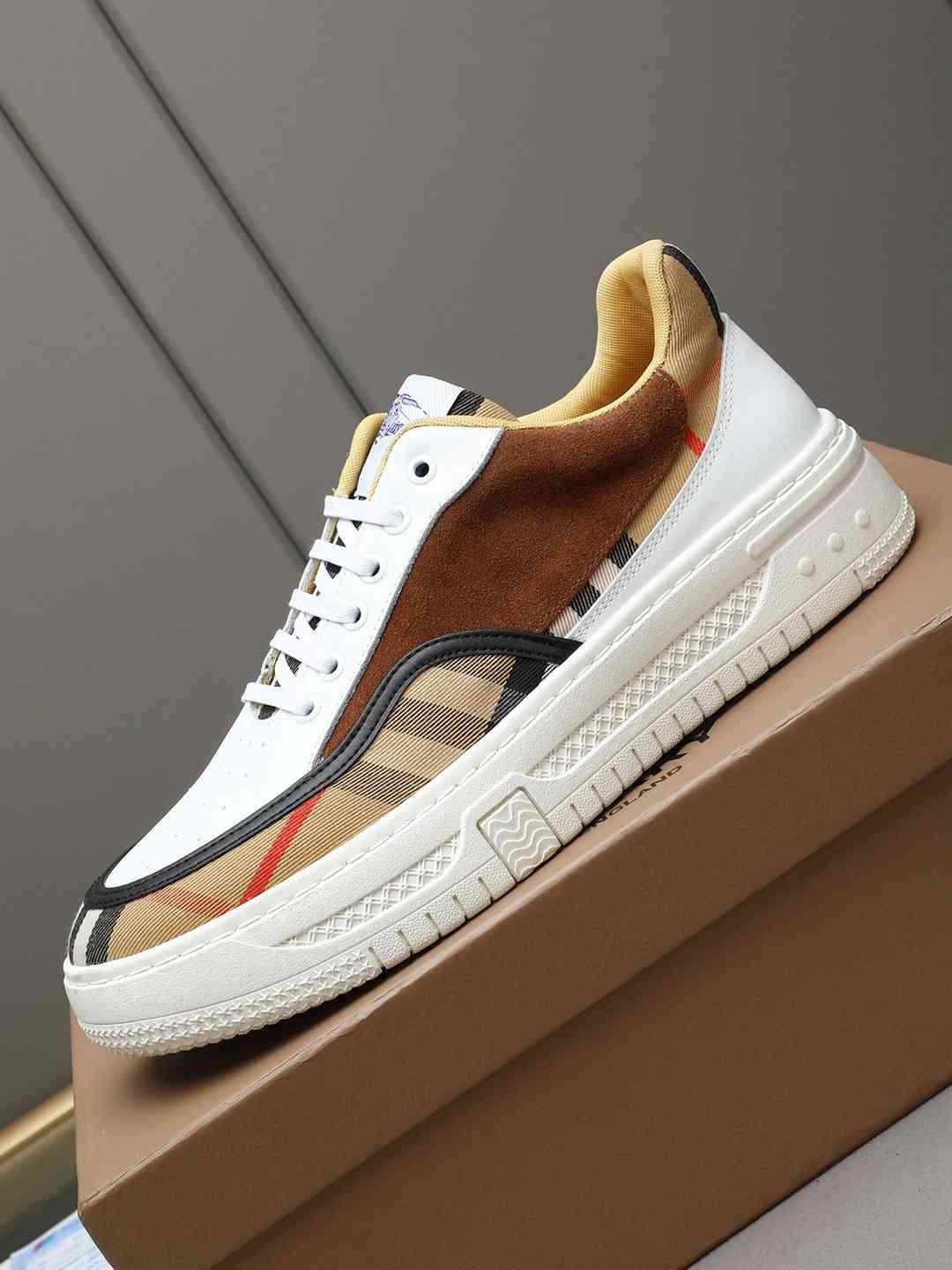 Burberry Men’s Vintage Low-Top Sneakers 1308220