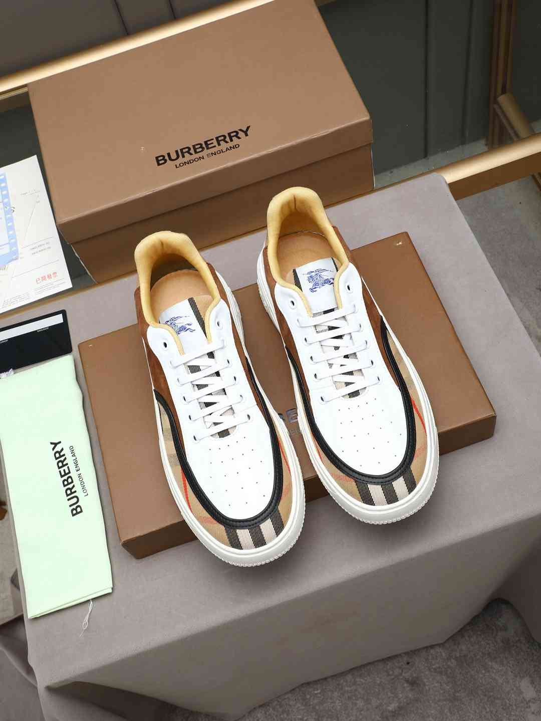 Burberry Men’s Vintage Low-Top Sneakers 1308220
