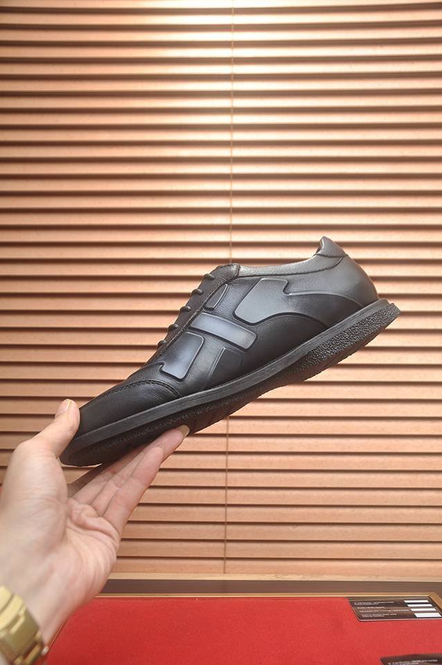 Ferragamo Men’s Calfskin leather Sneakers Colorway 3 1133310-3