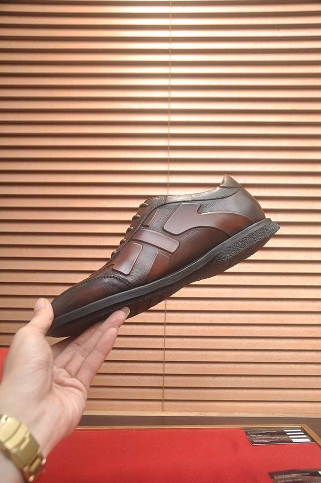 Ferragamo Men’s Calfskin leather Sneakers Colorway 2 1133310-2