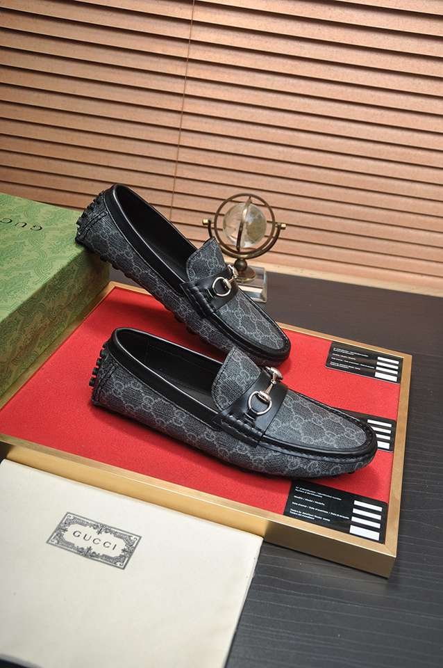 Gucci Leather Sneakers 1133230