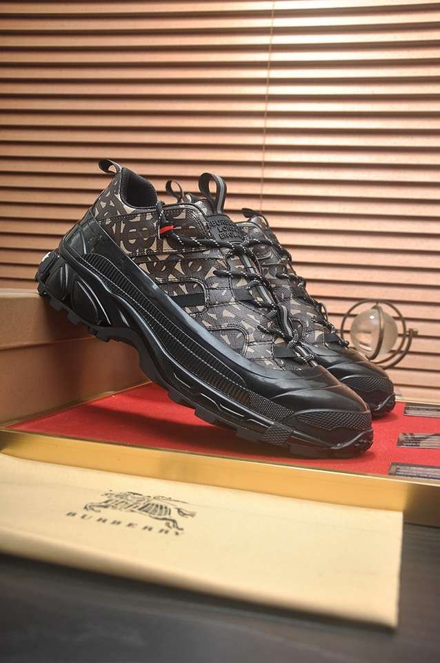 Burberry Leather Low-Top Sneakers Colorway 3 1133340-3