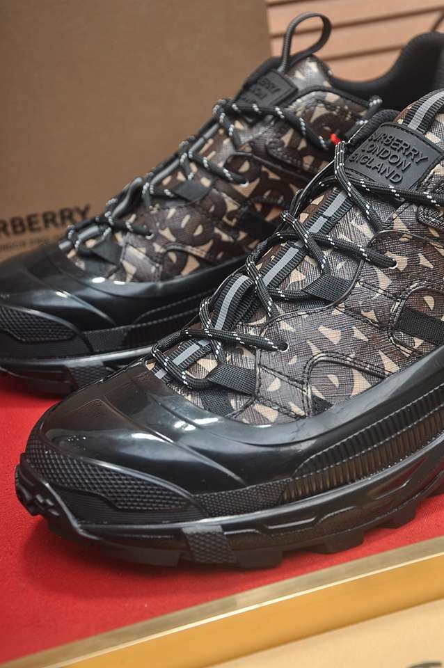 Burberry Leather Low-Top Sneakers Colorway 3 1133340-3