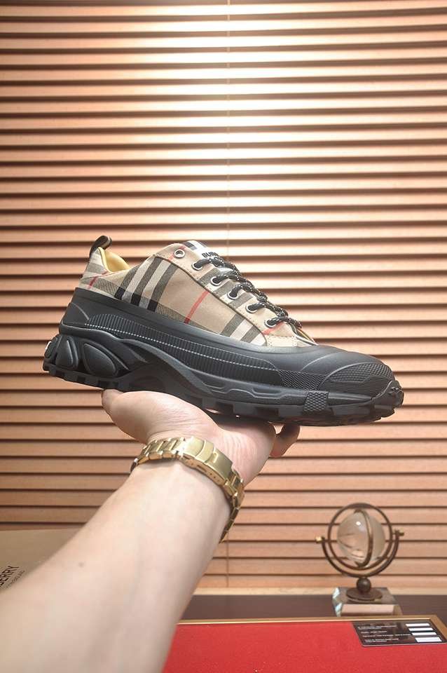 Burberry Leather Low-Top Sneakers Colorway 2 1133340-2