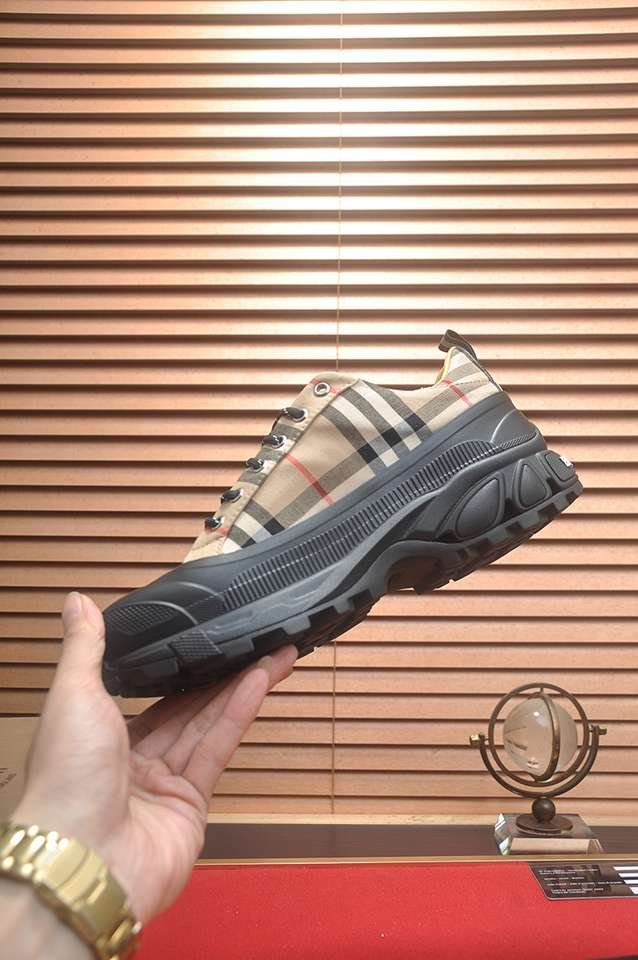 Burberry Leather Low-Top Sneakers Colorway 2 1133340-2