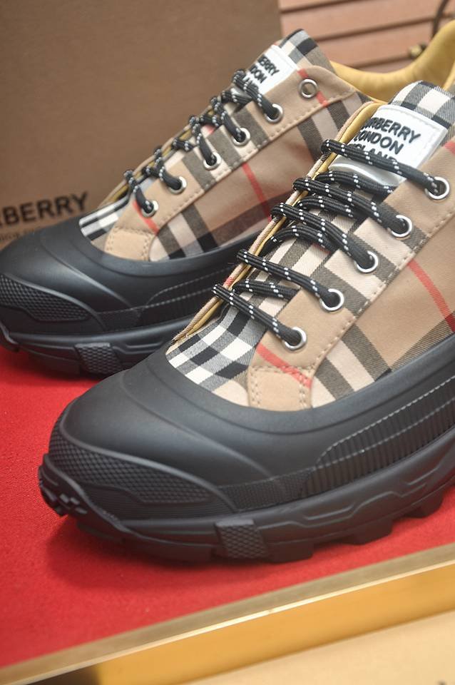 Burberry Leather Low-Top Sneakers Colorway 2 1133340-2