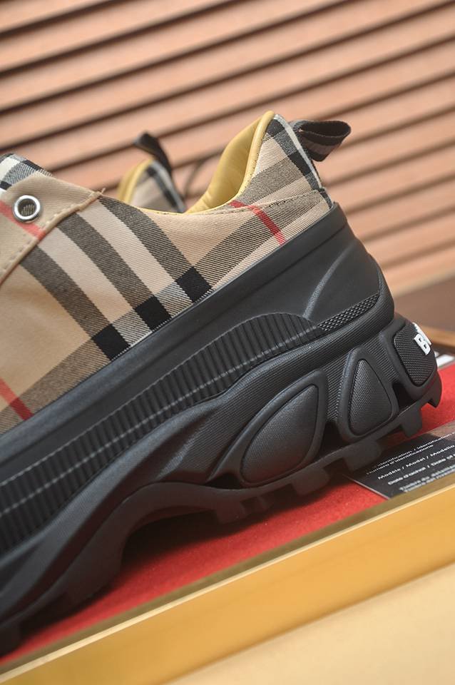 Burberry Leather Low-Top Sneakers Colorway 2 1133340-2
