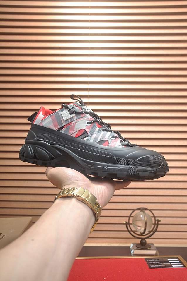 Burberry Leather Low-Top Sneakers Colorway 1 1133340-1