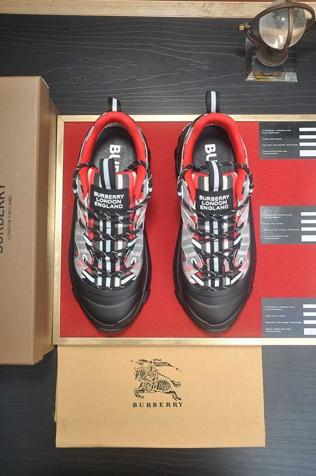 Burberry Leather Low-Top Sneakers Colorway 1 1133340-1