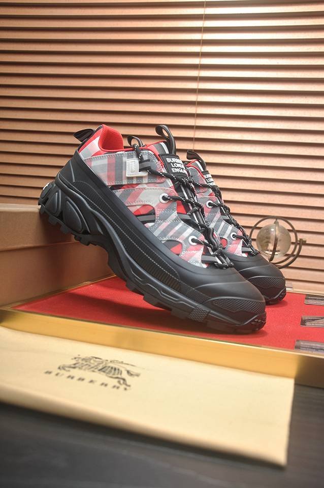 Burberry Leather Low-Top Sneakers Colorway 1 1133340-1