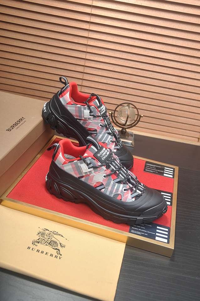 Burberry Leather Low-Top Sneakers Colorway 1 1133340-1