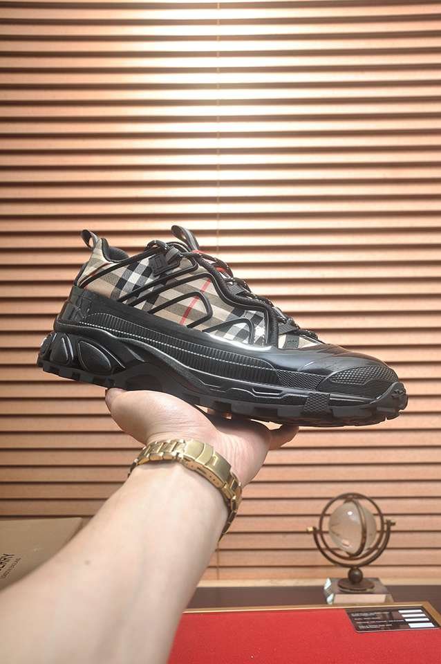 Burberry Leather Low-Top Sneakers Colorway 1 1133360-1