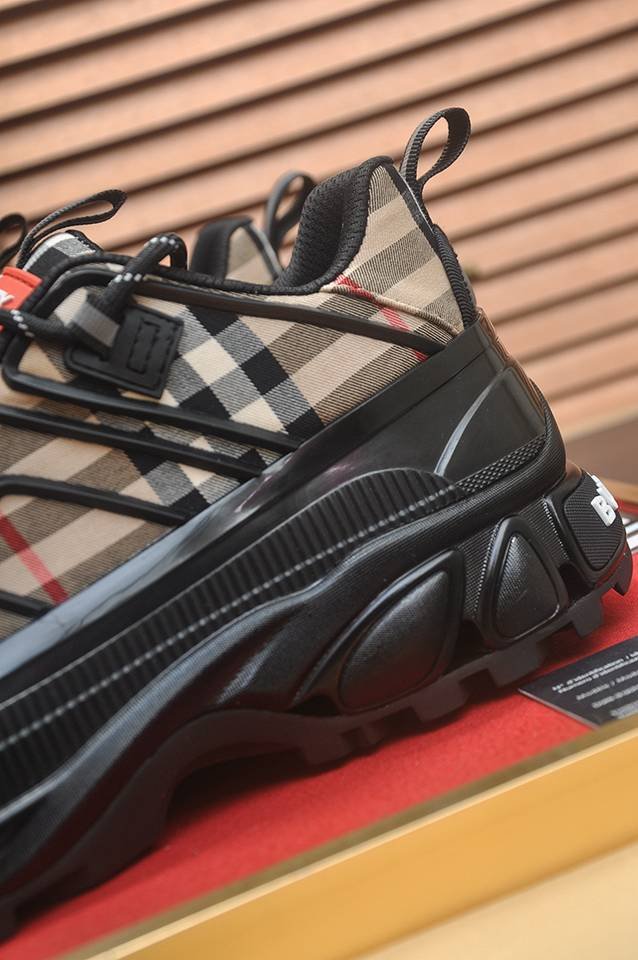 Burberry Leather Low-Top Sneakers Colorway 1 1133360-1