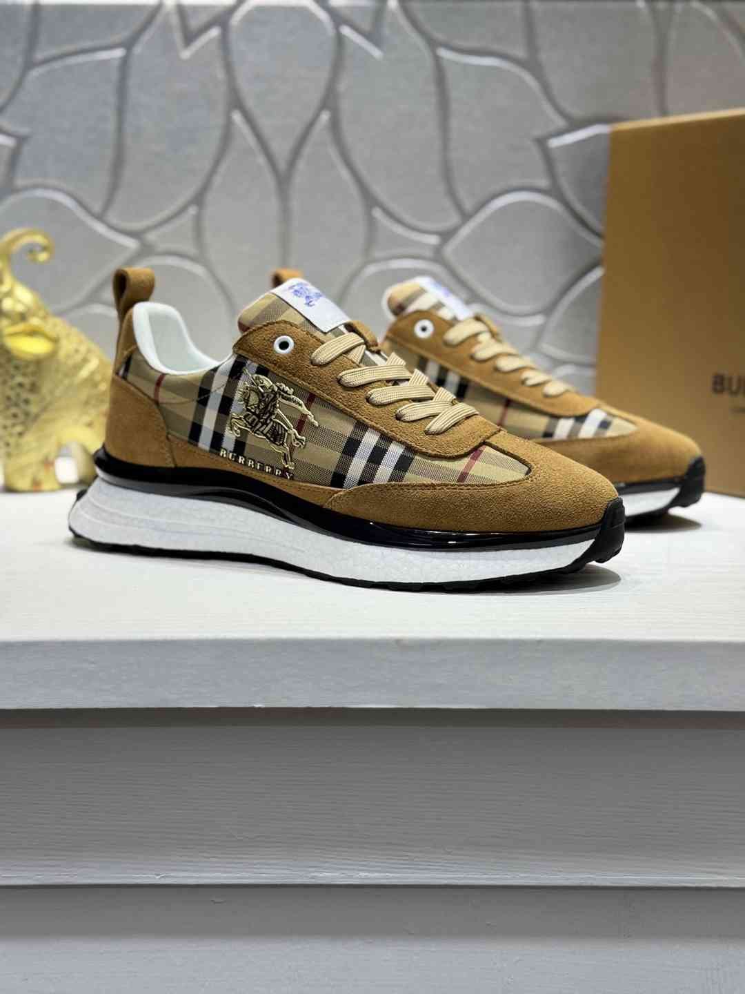 Burberry Men's Vintage MC Low-Top Sneakers Colorway 2 1720240-2