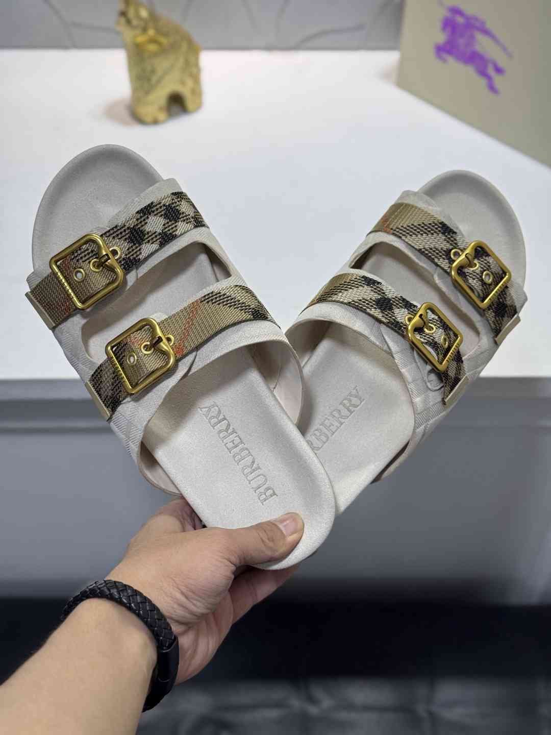 Burberry XM Slides Colorway 1 1720200-1
