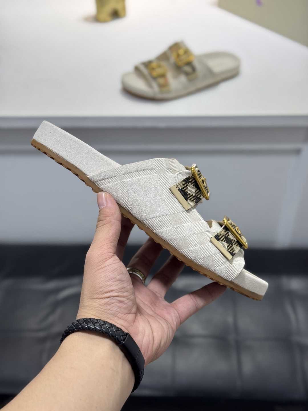 Burberry XM Slides Colorway 1 1720200-1