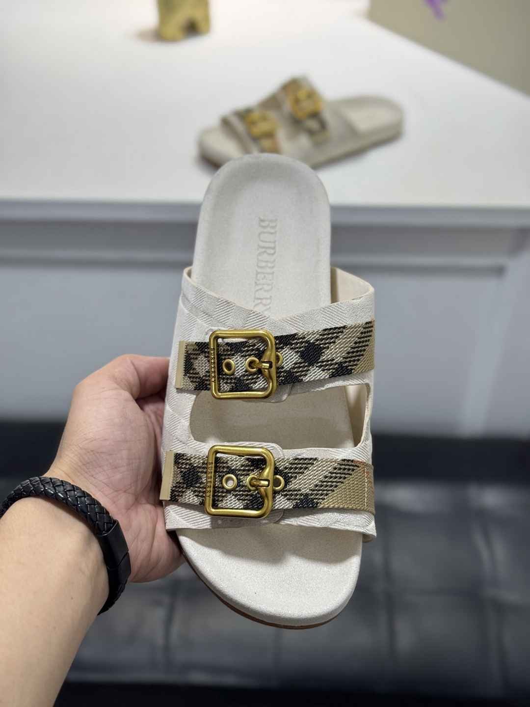 Burberry XM Slides Colorway 1 1720200-1