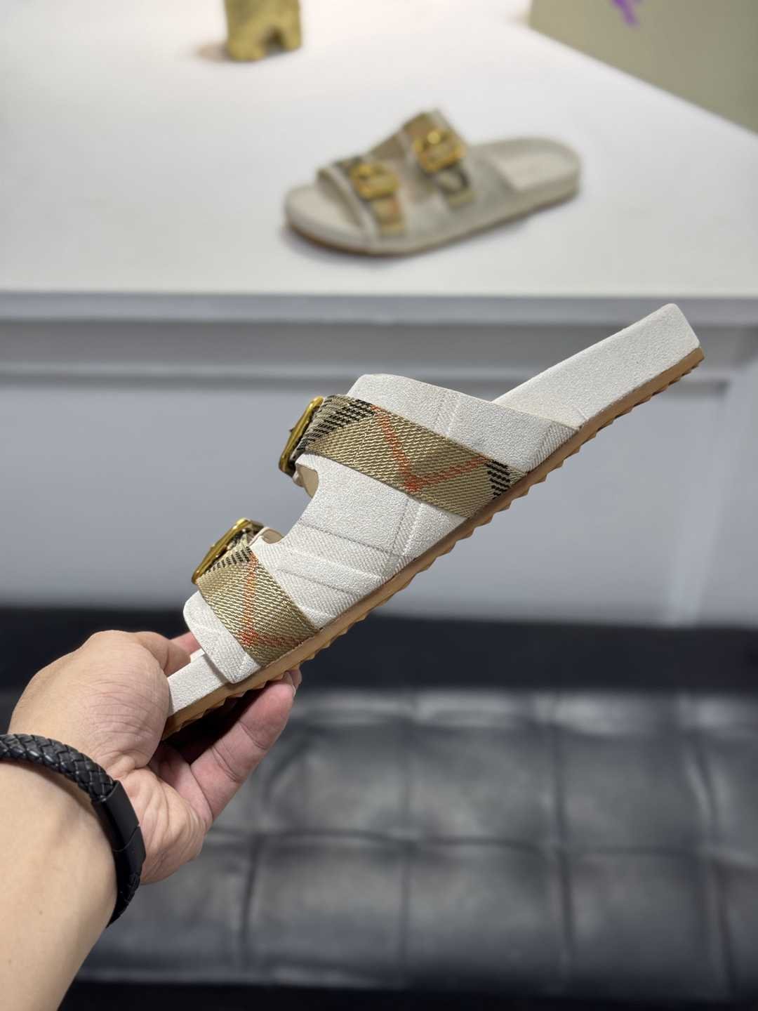 Burberry XM Slides Colorway 1 1720200-1
